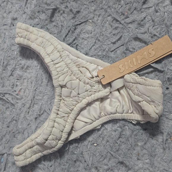 Skims Quilted Cream Ruffled Like Thong Bottom (NWT)(XXS)✨️🖤✨️ - Picture 3 of 4